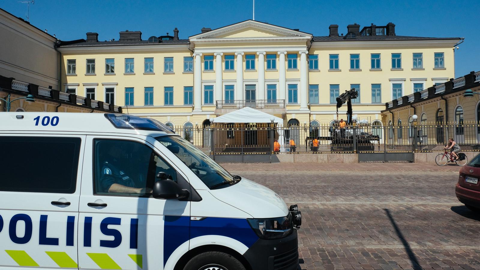 A finn elnöki palota előtt posztol egy rendőrautó. Szabadságukról rántották be a rendőröket, hogy biztosítsák a csúcsot.