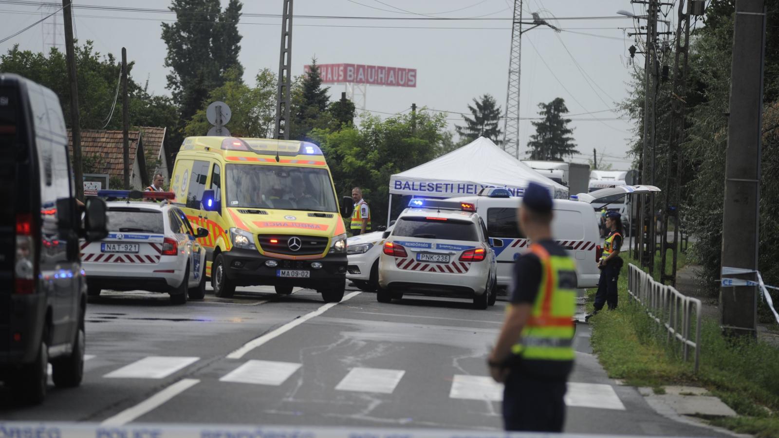 Rendőrségi helyszínelők dolgoznak Csepelen, a II. Rákóczi Ferenc út 345. szám előtt, ahol egy személyautó halálra gázolt egy gya