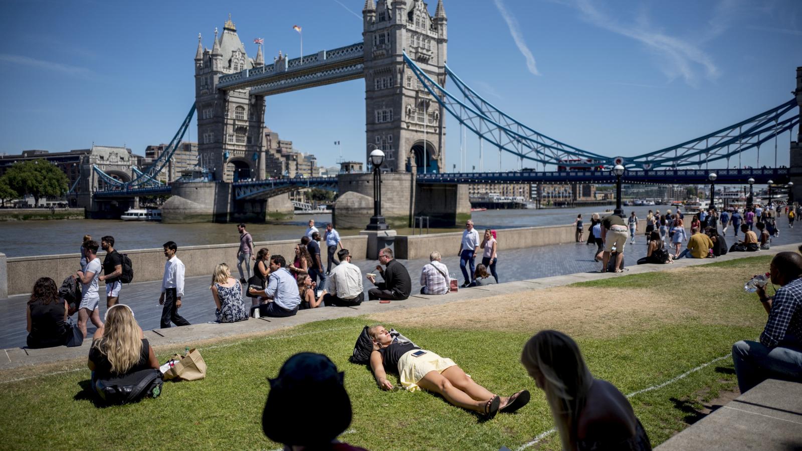 Emberek a londoni a Potters Field Parkban, a Tower híd közelében 2018. július 2-án