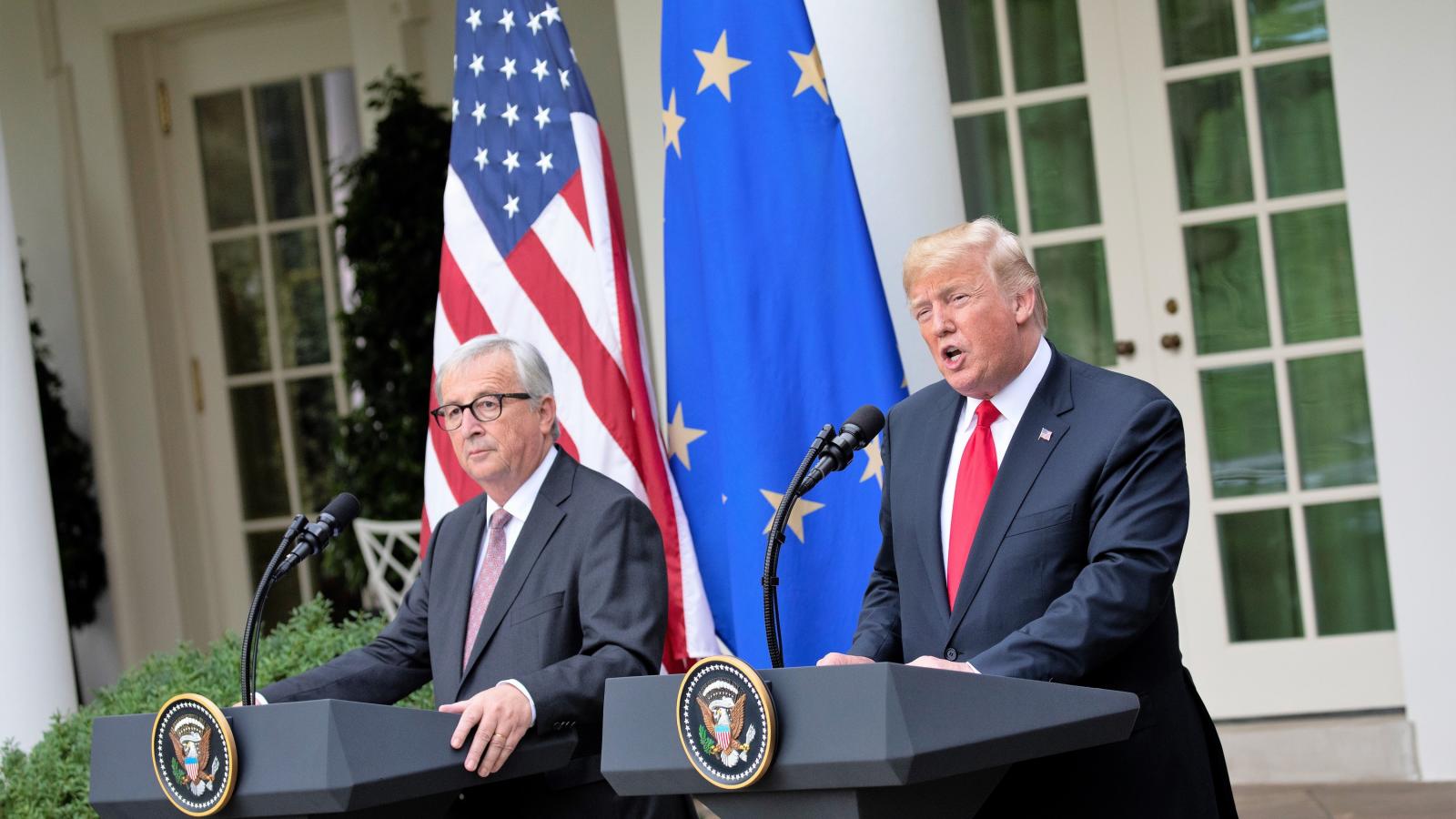 Jean-Claude Juncker és Donald Trump a Fehér Ház Rózsakertjében tartott sajtótájékoztatón