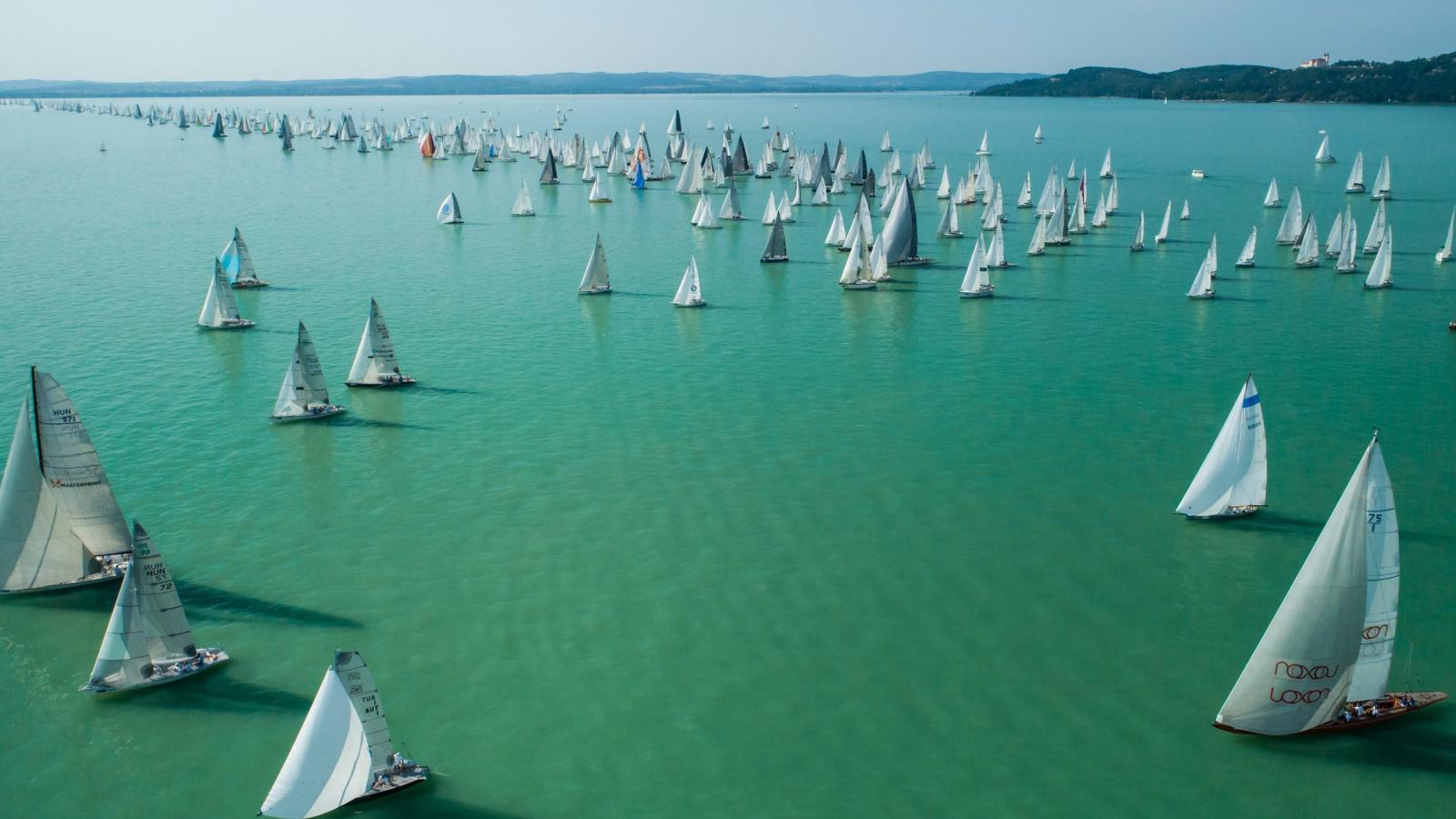 Az 50. Kékszalag Erste Nagydíj tókerülő vitorlásverseny mezőnye a rajt után Balatonfüred közelében 2018. július 26-án