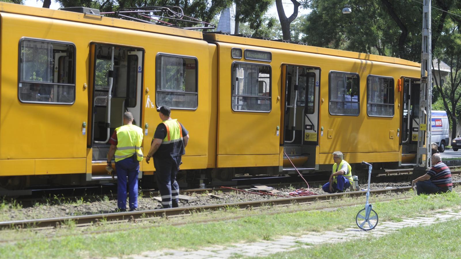 Szerelők egy villamosnál, amely halálra gázolt egy embert Budapesten, a Fiumei úton 2018. augusztus 8-án