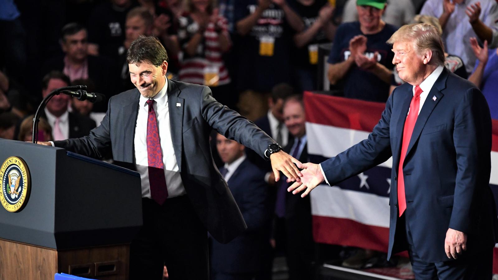 Troy Balderson ohiói republikánus jelölt választási beszédet tart Donald Trump társaságában.