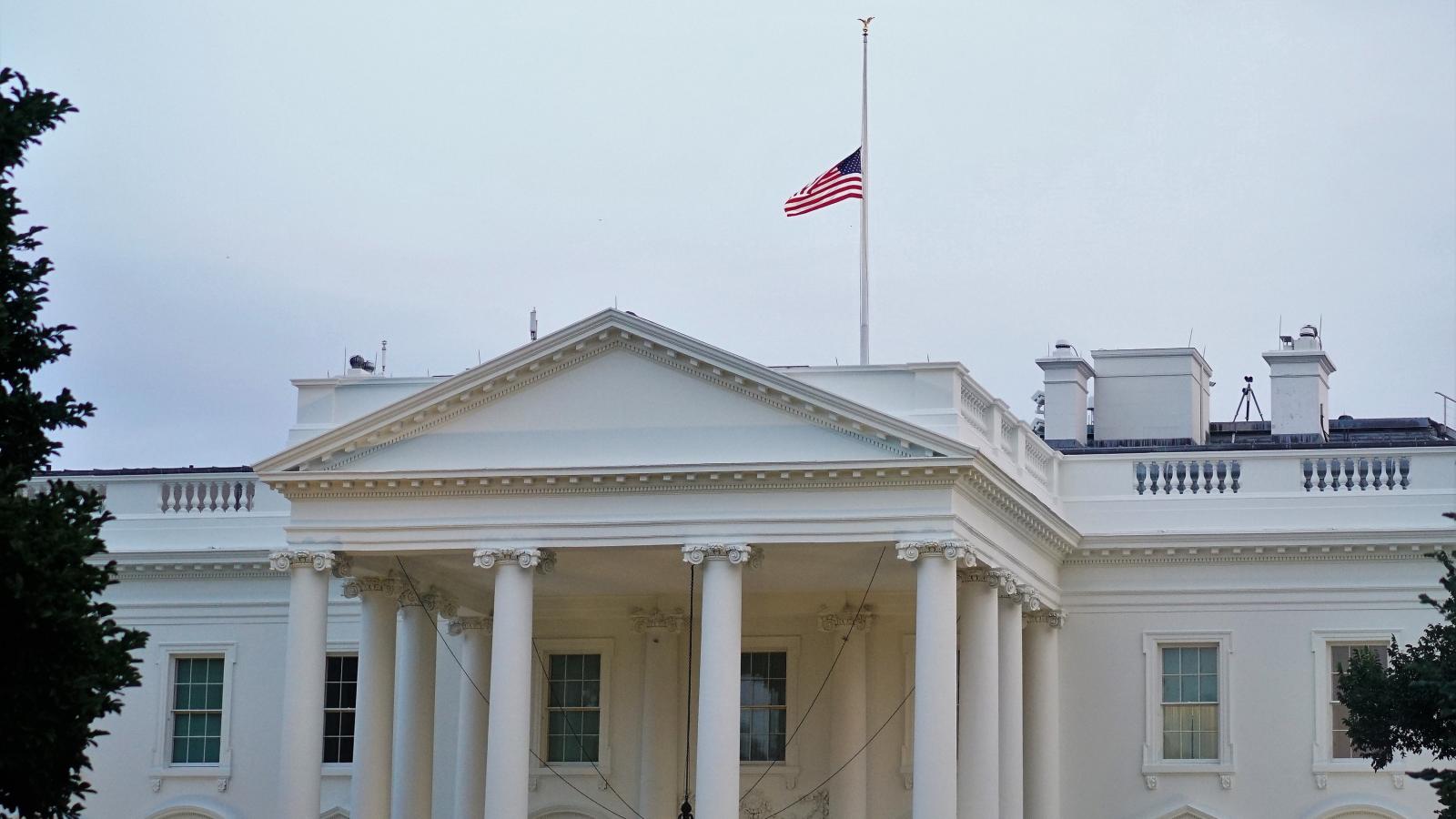 A félárbócra engedett amerikai zászló