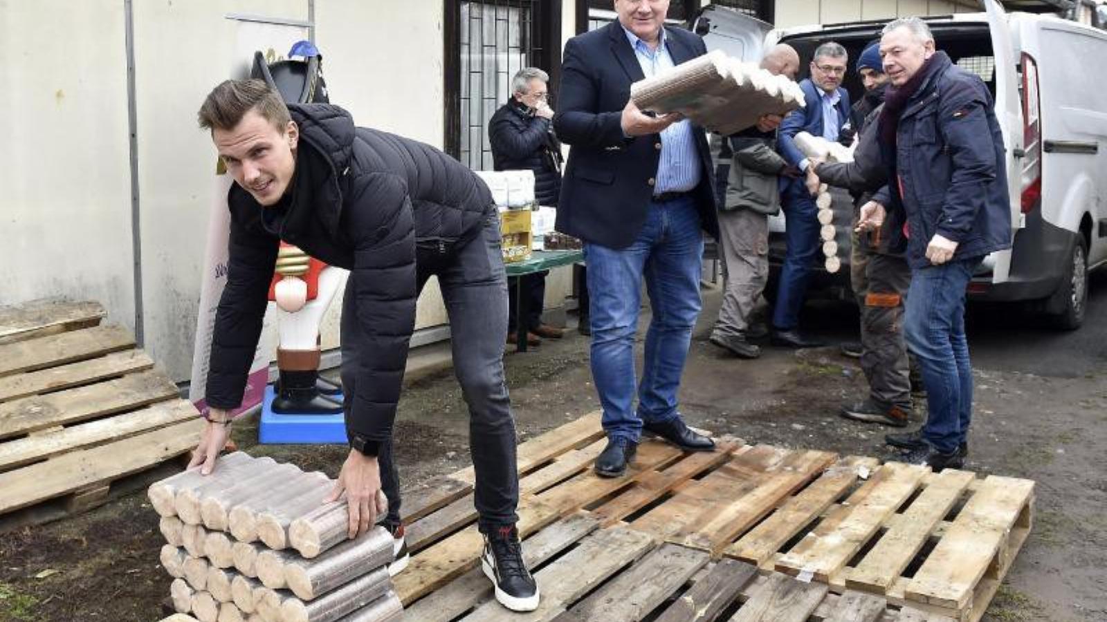 Fucsovics és a szövetség elnöke itt még nagy egyetértésben pakolják az adománynak szánt tüzelőt