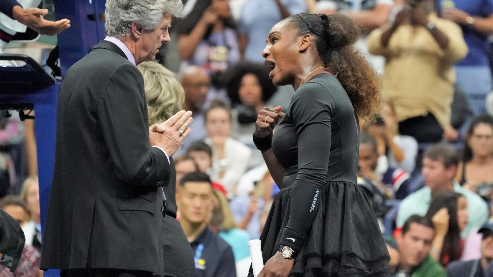 Serena Williams itt éppen Brian Earleyvel, a mérkőzés főbírójával veszekedik