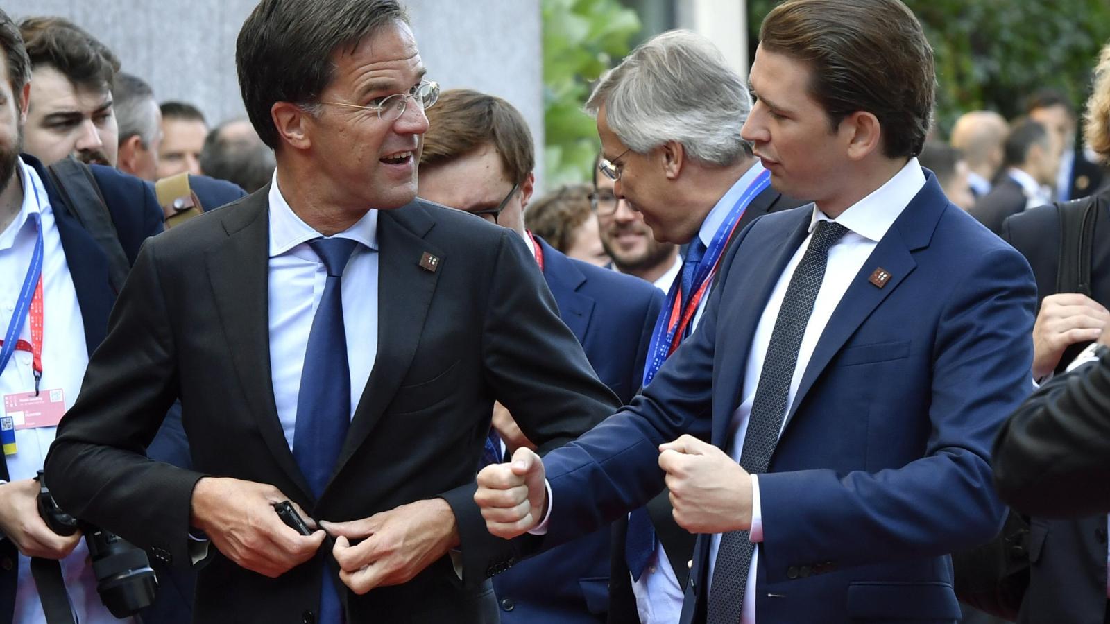 Mark Rutte holland miniszterelnök (b) és Sebastian Kurz osztrák kancellár érkezik az európai uniós állam- és kormányfők informál