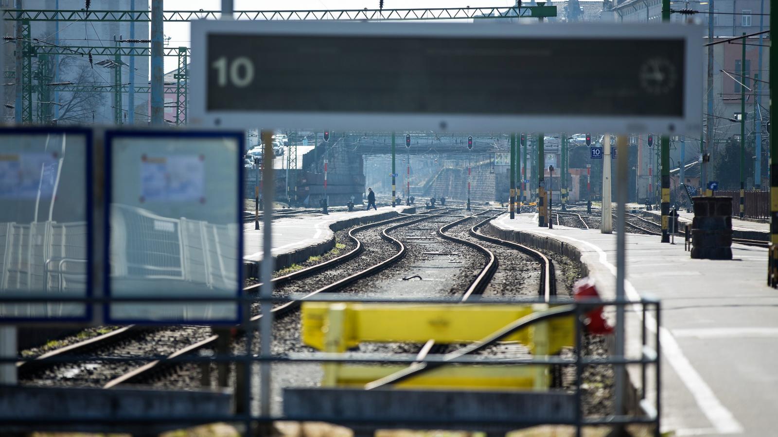 Üres vágány a Déli pályaudvaron. Képünk illusztráció