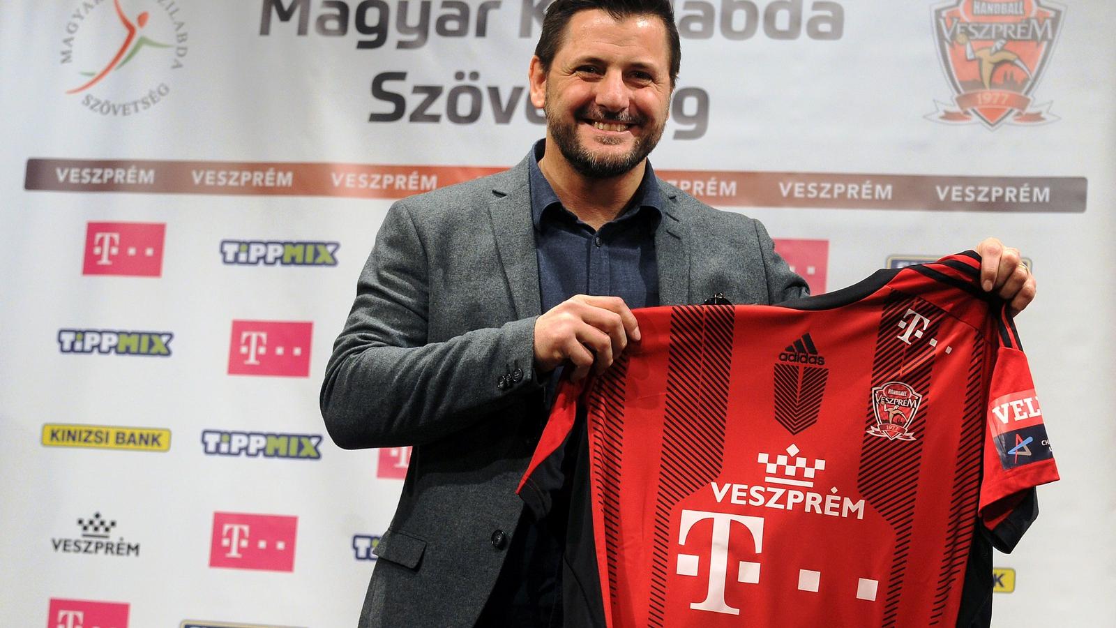 A szerb-svéd tréner és a veszprémi mez.