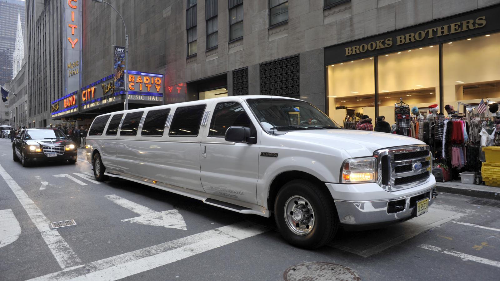 Ford Excursion limuzin - illusztráció