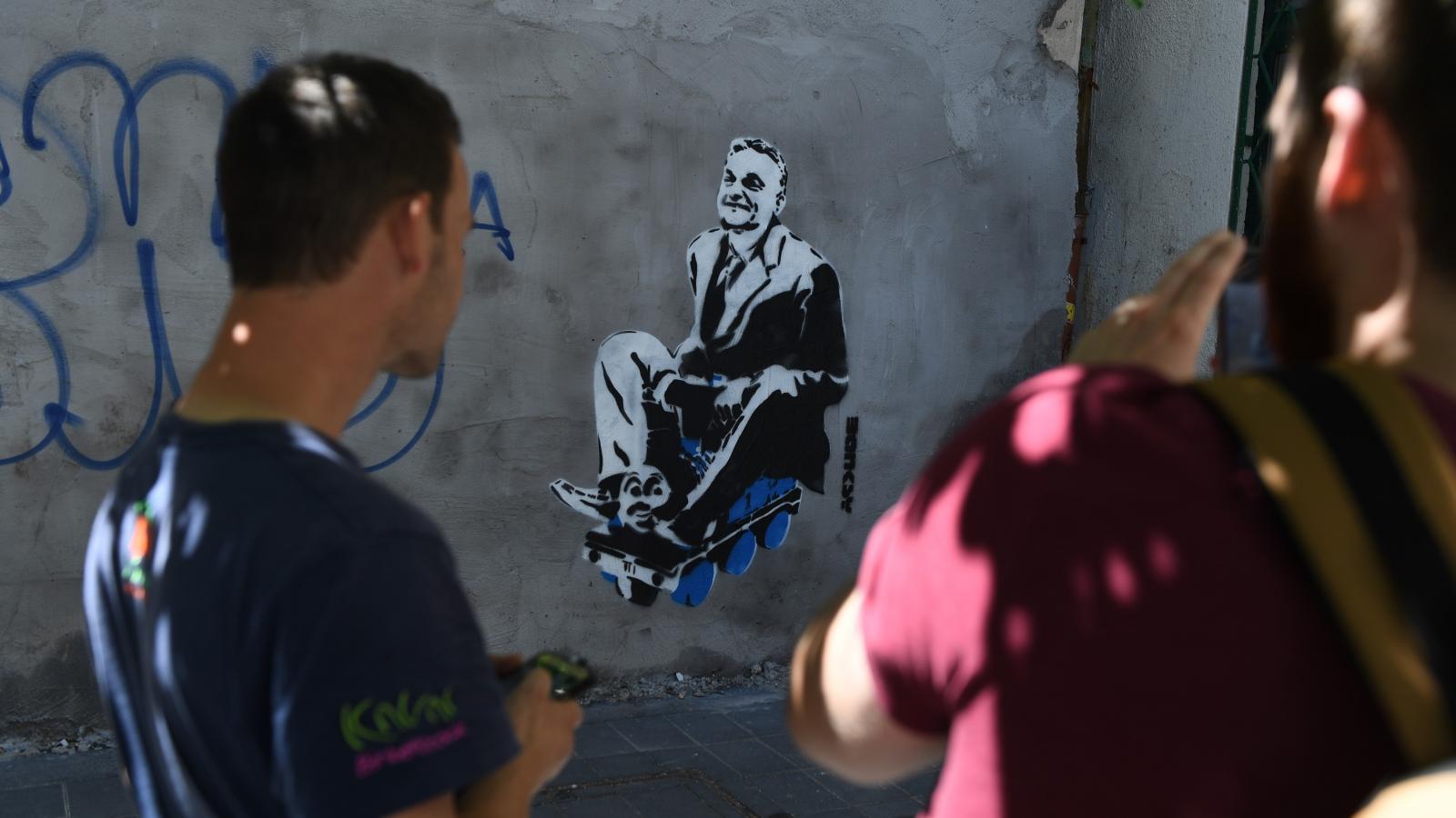 Gyorsan eltűntek a kisvonatozó Orbánnal viccelődő graffitik a városból, a festőt viszont a rendőrség is szeretné megtalálni