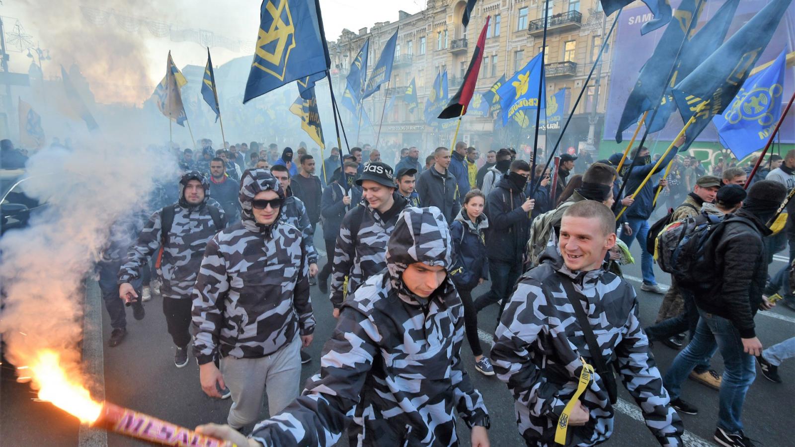 Ukrán szélsőjobbos fiatalok vonultak fel Kijevben egy katonai megemlékezésen, 2018. október 14-én