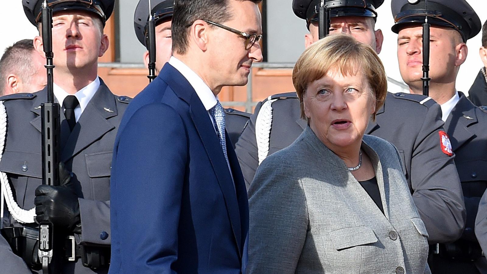 Morawiecki és Merkel megtekinti a lengyel díszőrséget.