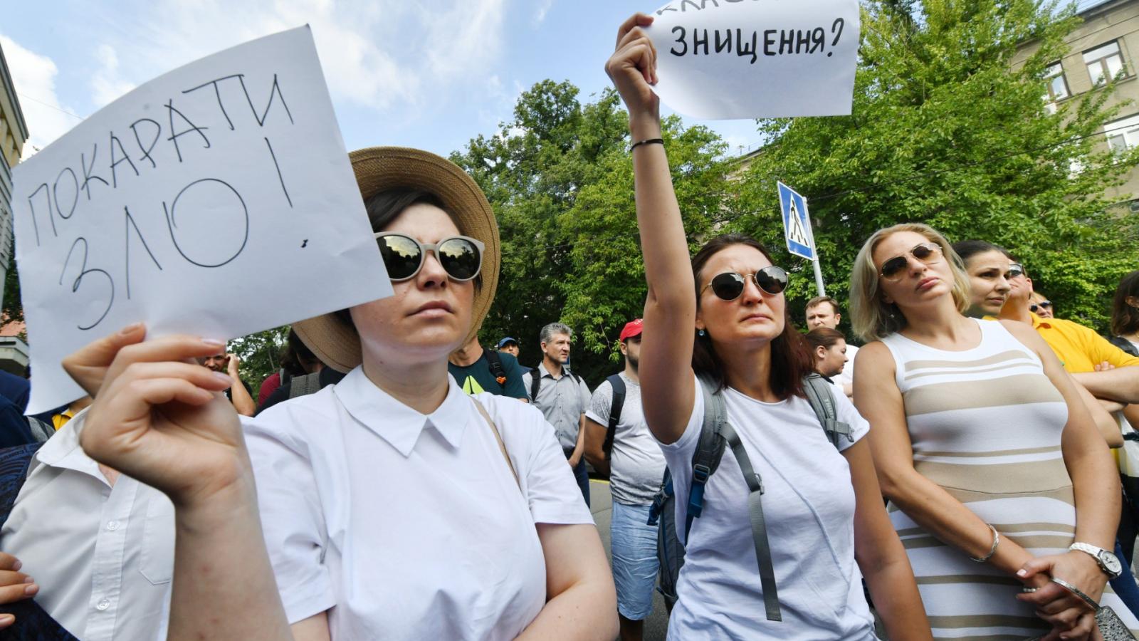 Tüntetők Kijevben az ukrán Belügyminisztérium épülete előtt, még 2018. augusztus 1-jén, azt követően, hogy megtámadták Katerina 