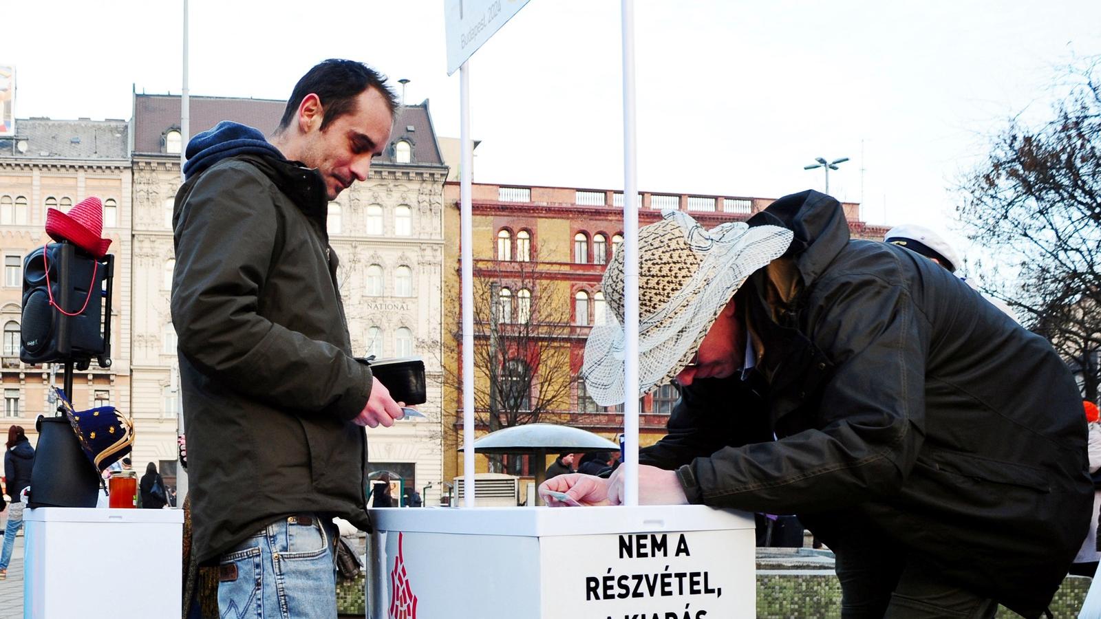 Az MKKP egy korábbi aláírásgyűjtő akciója - illusztráció