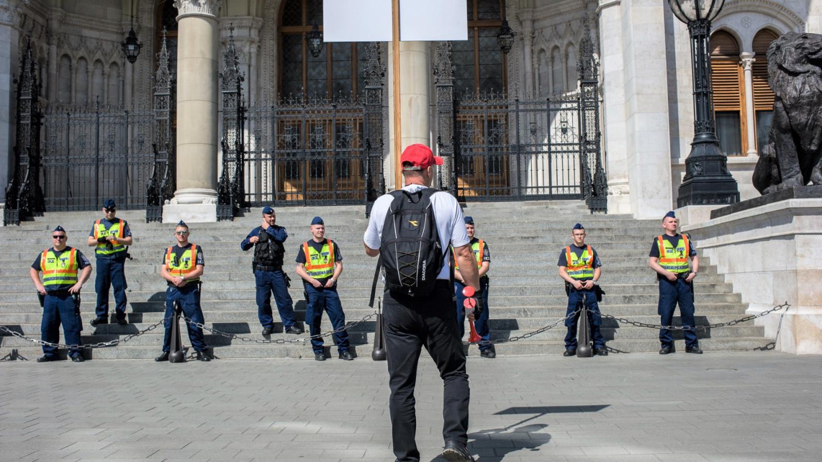 SZIGOR - Az új törvény szerint akár már az is nyilvános összejövetelnek számíthat, ha közterületen legalább két ember közügyekbe