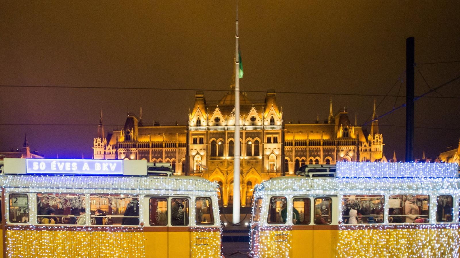 Fényfüzérekkel feldíszített Ganz UV típusú adventi fényvillamos a Parlament előtti Kossuth Lajos téren