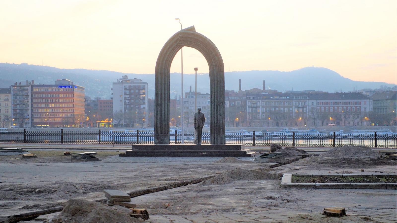 BONTÁS ELŐTT - Károlyi Mihály szobra helyén ma Tisza Istváné áll