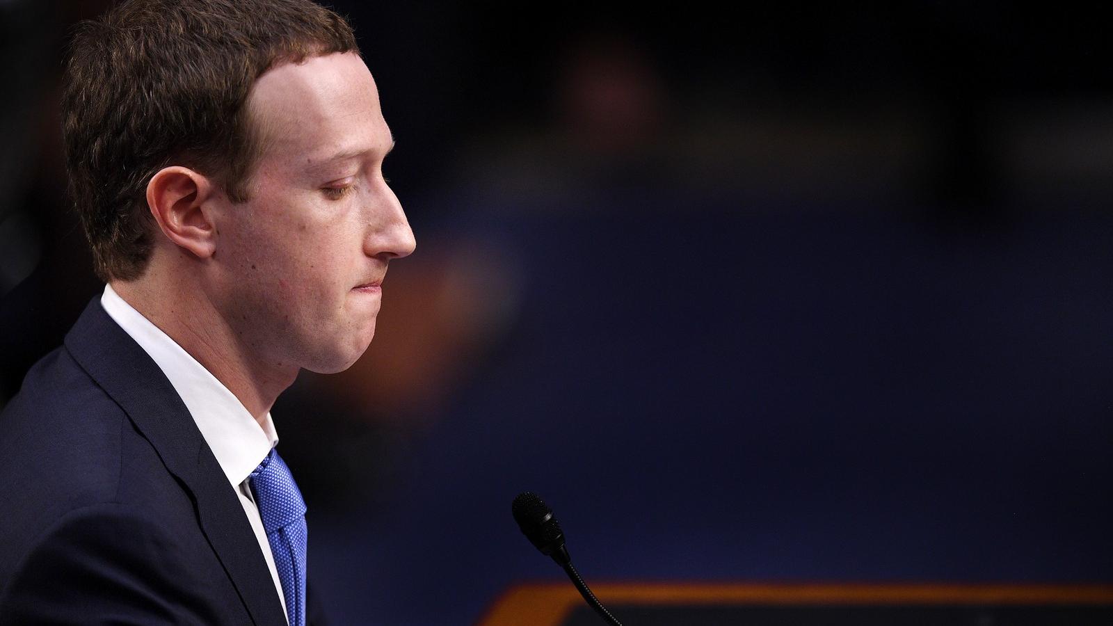 Mark Zuckerberg a Cambridge Analytica-ügy miatti kongresszusi meghallgatáson. Vagyona is megsínylette a Facebookot érintő botrán