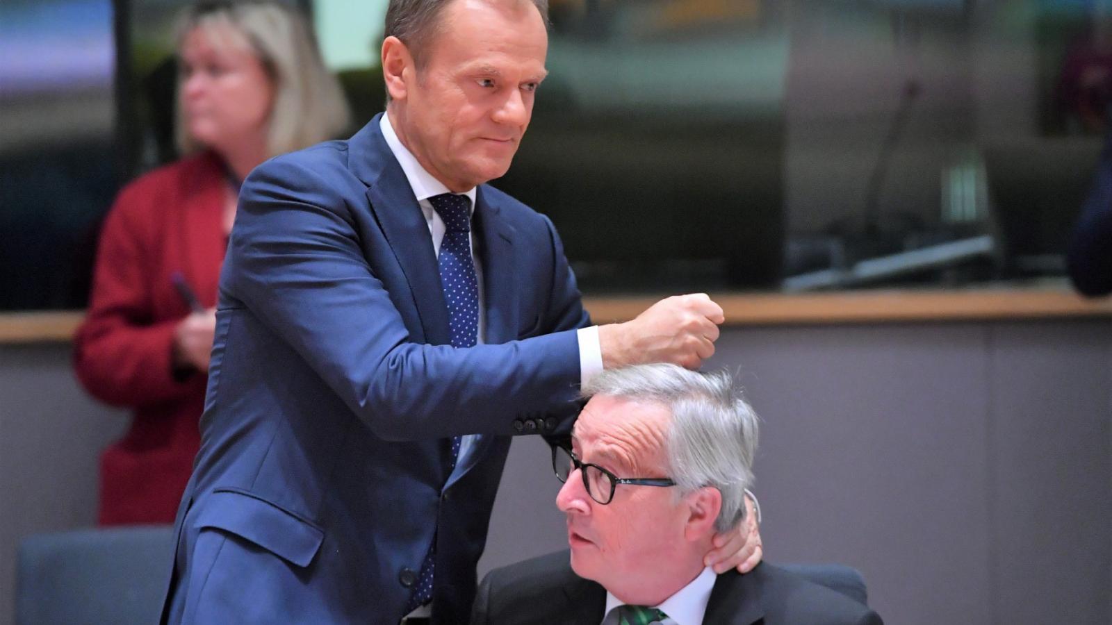 Juncker gyakran viccelődik társaival, ezúttal Tusk adott kokit neki – ősszel mindketten távoznak