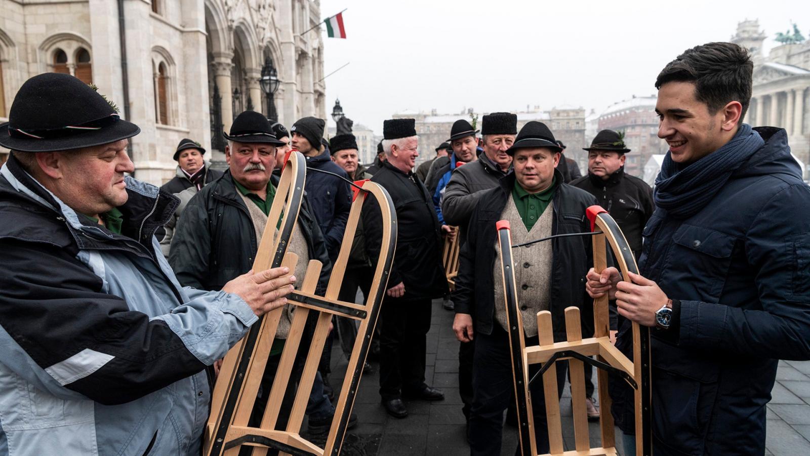 A Gyimes Völgye Férfikórus tagjai az Ország Karácsonyfájánál a Kossuth téren