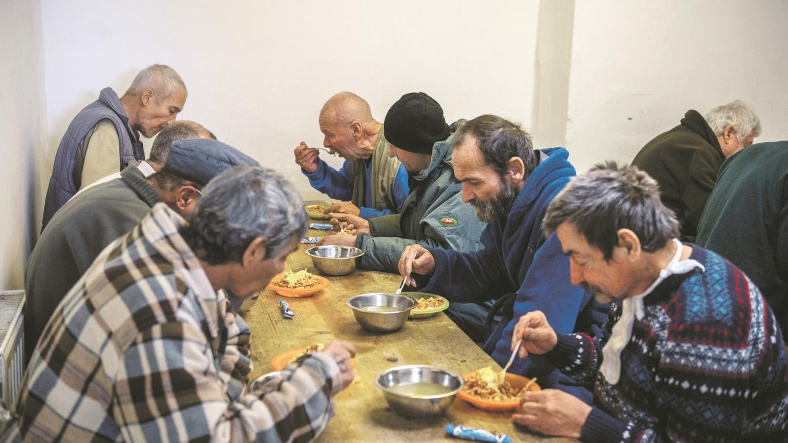 Ebéd a Vajdahunyad utcai hajléktalanszállón