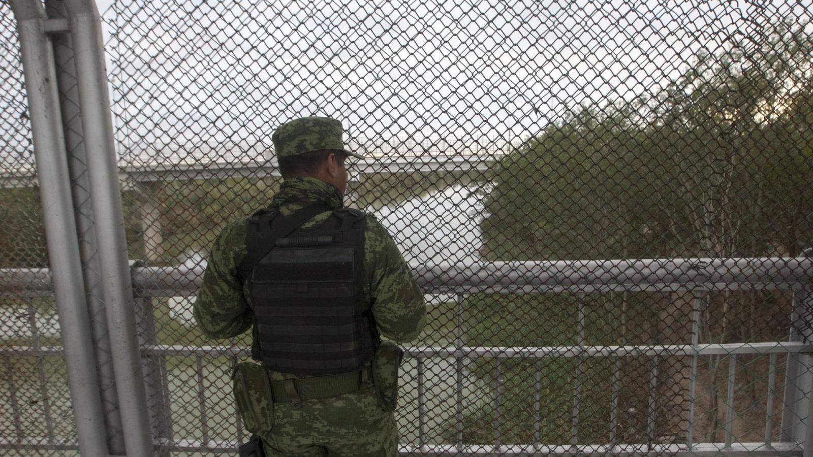 Őrt álló mexikói katona Tamaulipas és Texas határán - Illusztráció