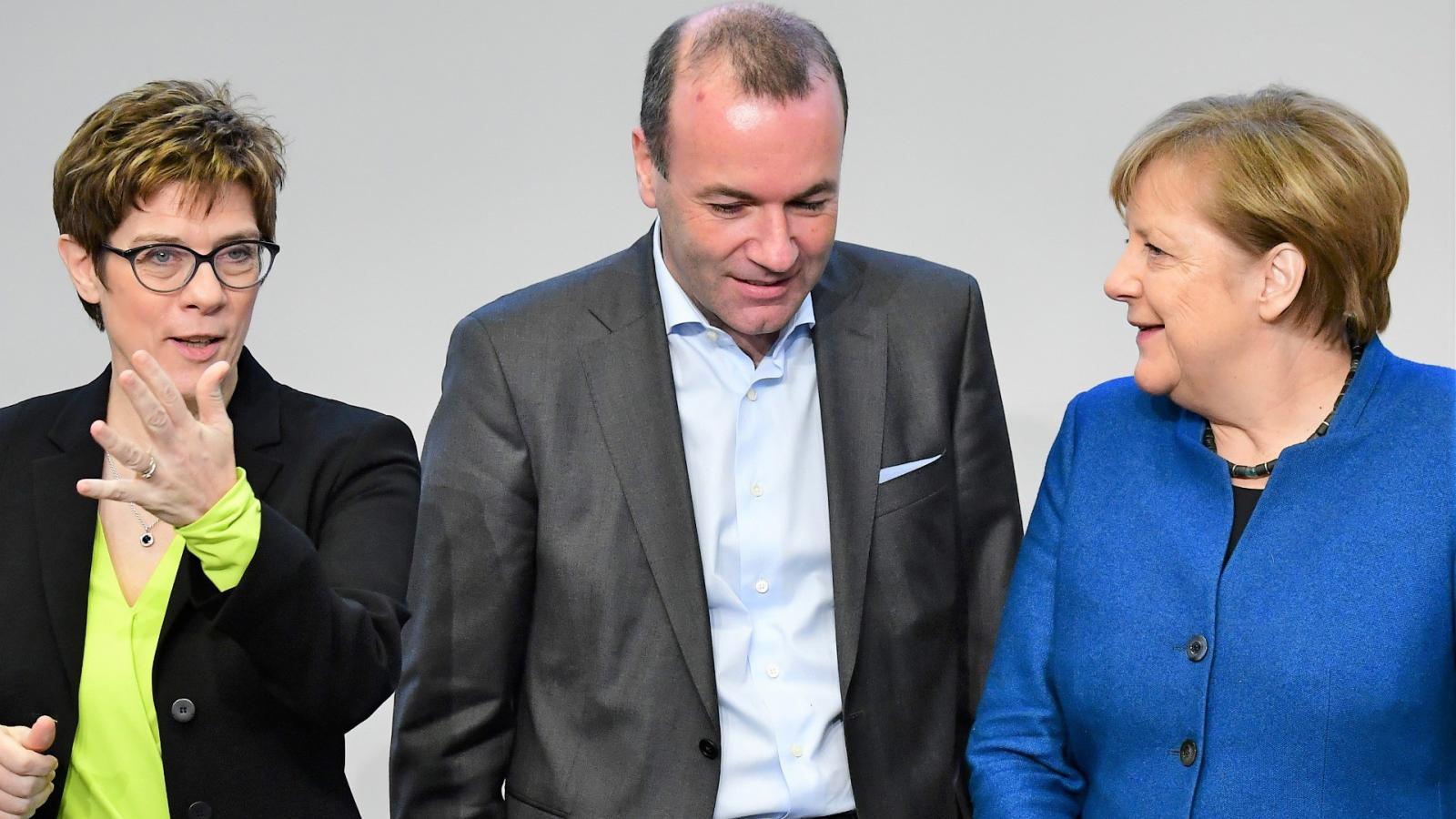 A NYERŐ HÁRMAS? - Kramp-Karrenbauer Manfred Weber EPP-listavezető és Merkel társaságában