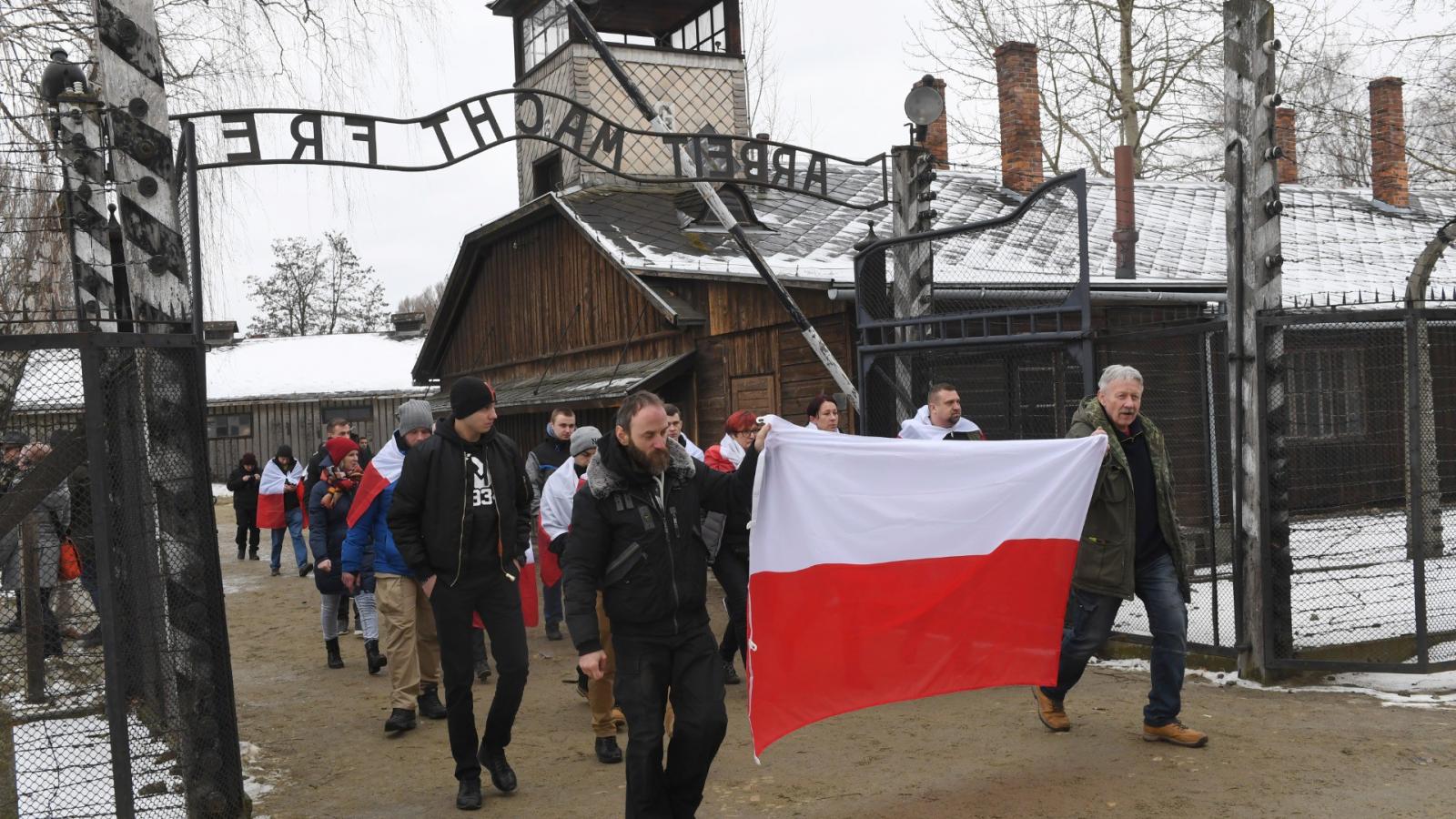 A kormányzó PiS is azon dolgozik, hogy átírja a lengyelországi holokauszt történetét