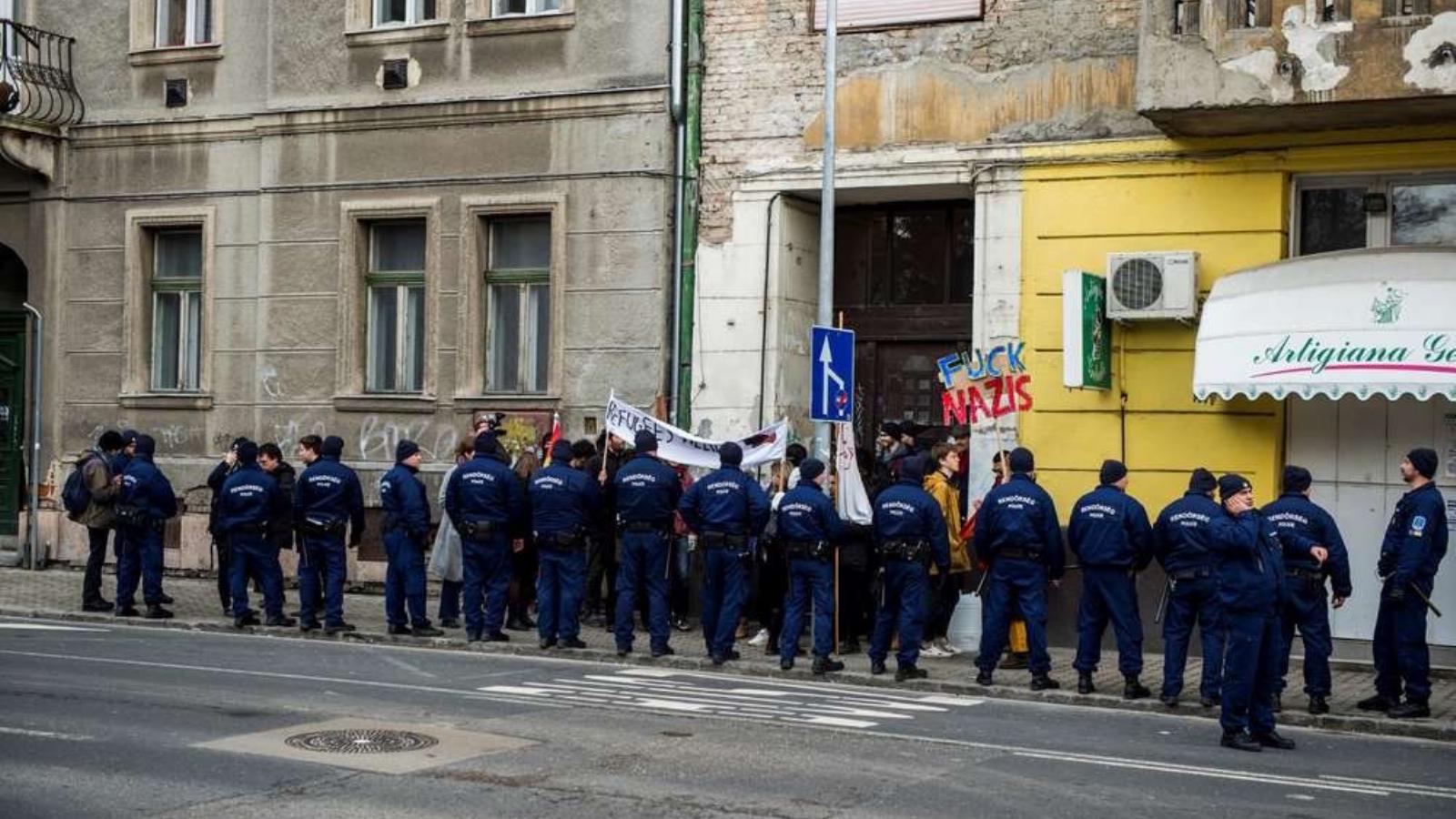 Ellentüntetők az újfasiszta felvonulás alatt.