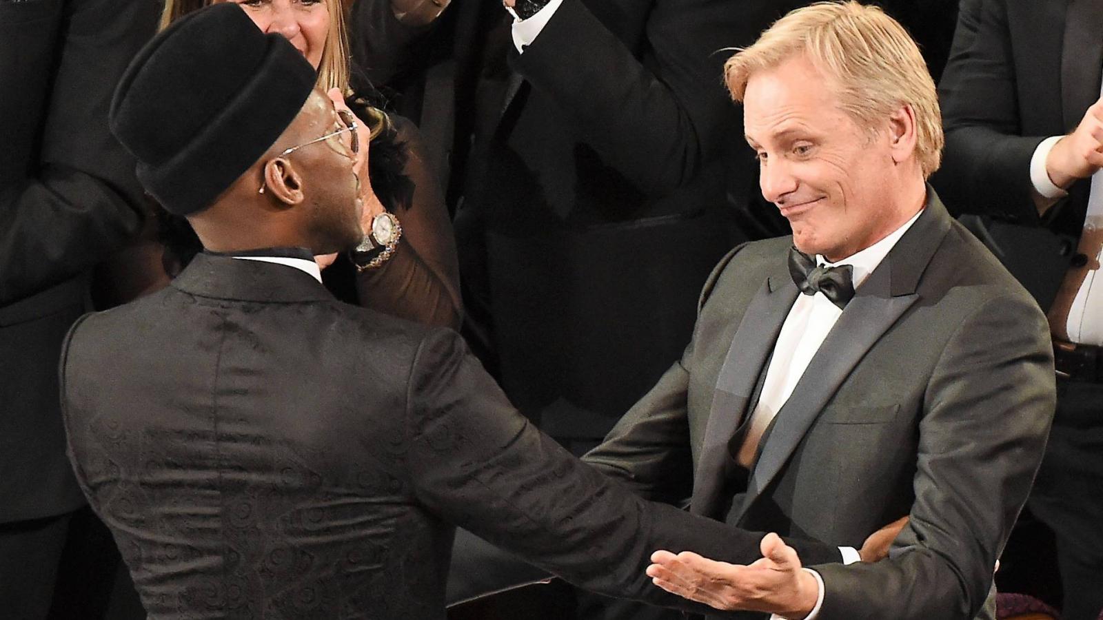 Mahershala Ali (balra) és Viggo Mortensen, a Zöld könyv két sztárja együtt örül az Oscarnak