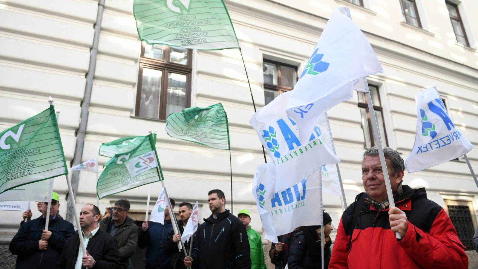 Mind több cégnél „vetik be” a munkások a figyelmeztető sztrájkot a bértárgyalások során