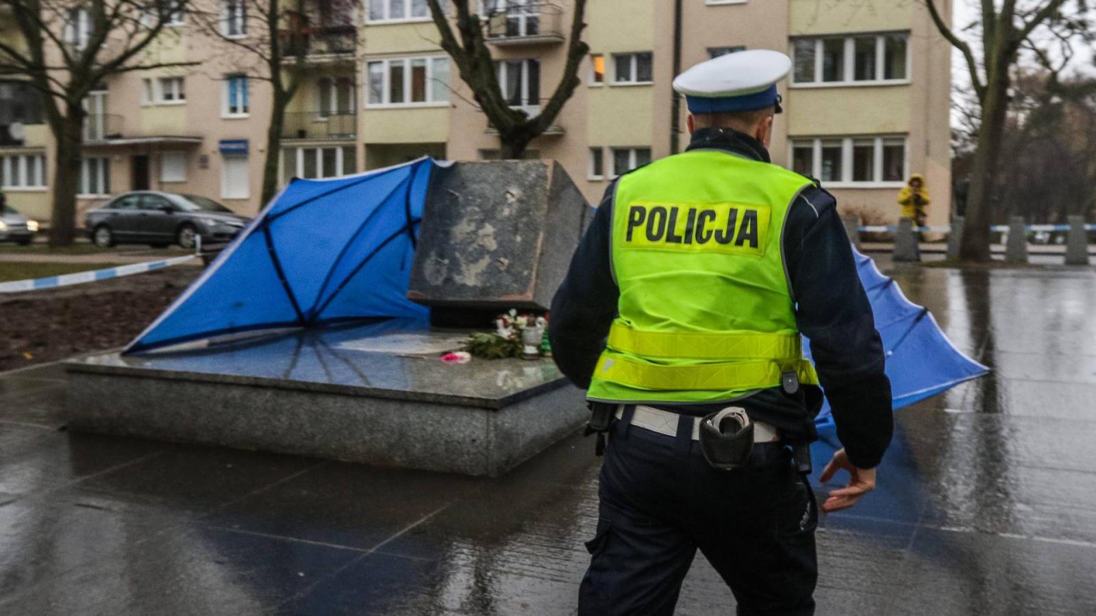 Henryk Jankowski felborított szobra