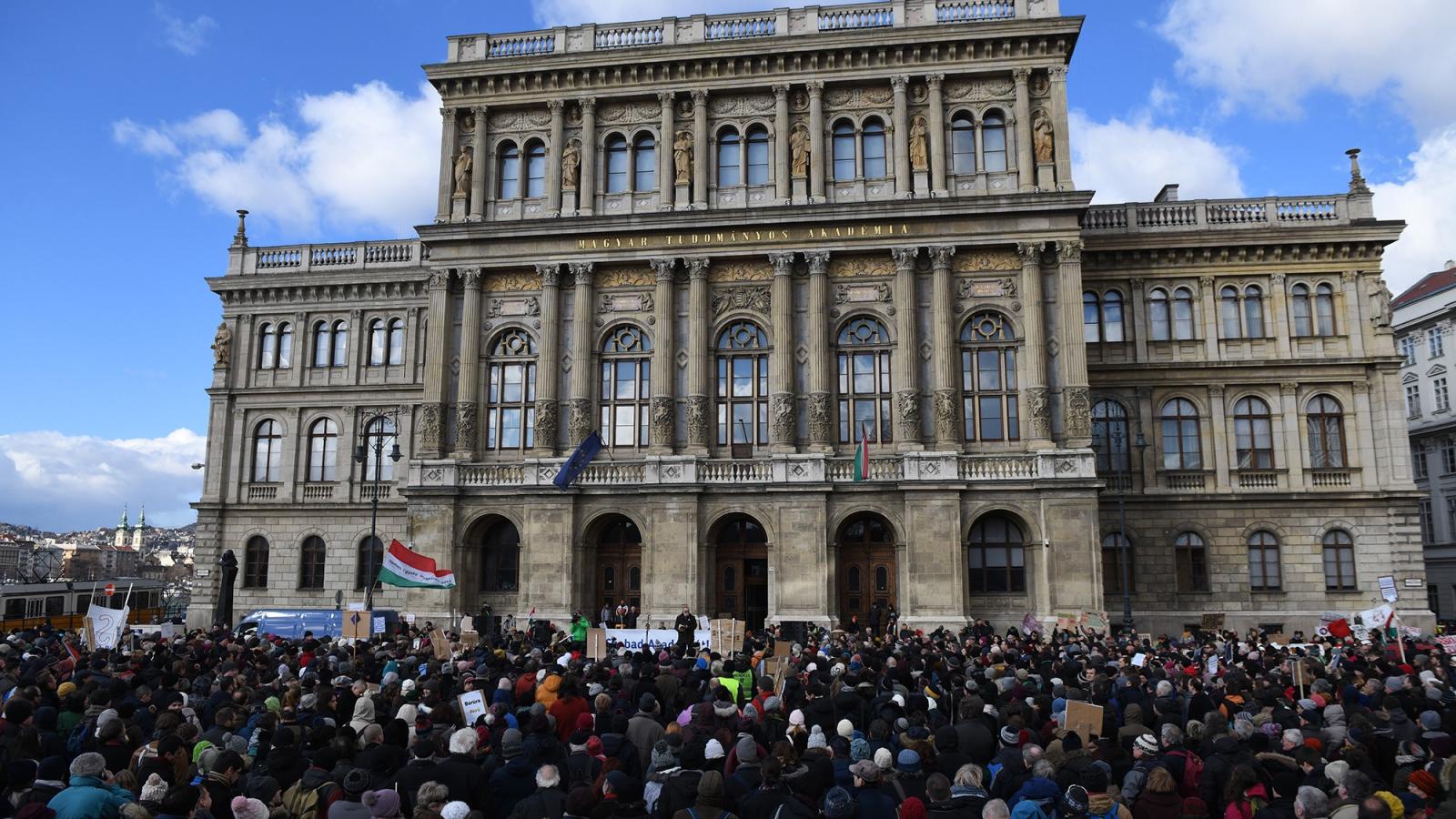 Tüntetés az MTA épülete előtt 2019 februárjában