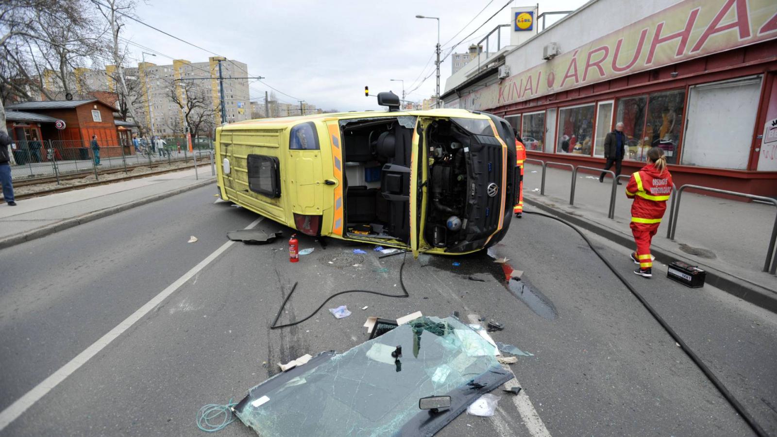 Oldalára dőlt mentőautó a főváros XIX. kerületében, az Üllői út és a Hunyadi utca kereszteződésében 2019. március 16-án