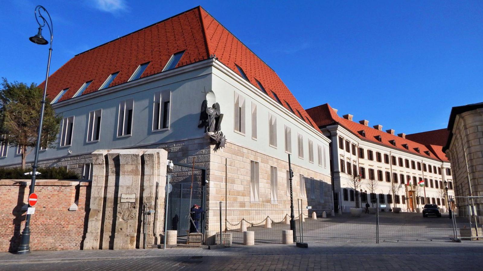 Hiába ígérték, hogy a Karmelita kolostor előtti utcát visszaadják a nagyközönségnek, azt továbbra is lezárva tartják