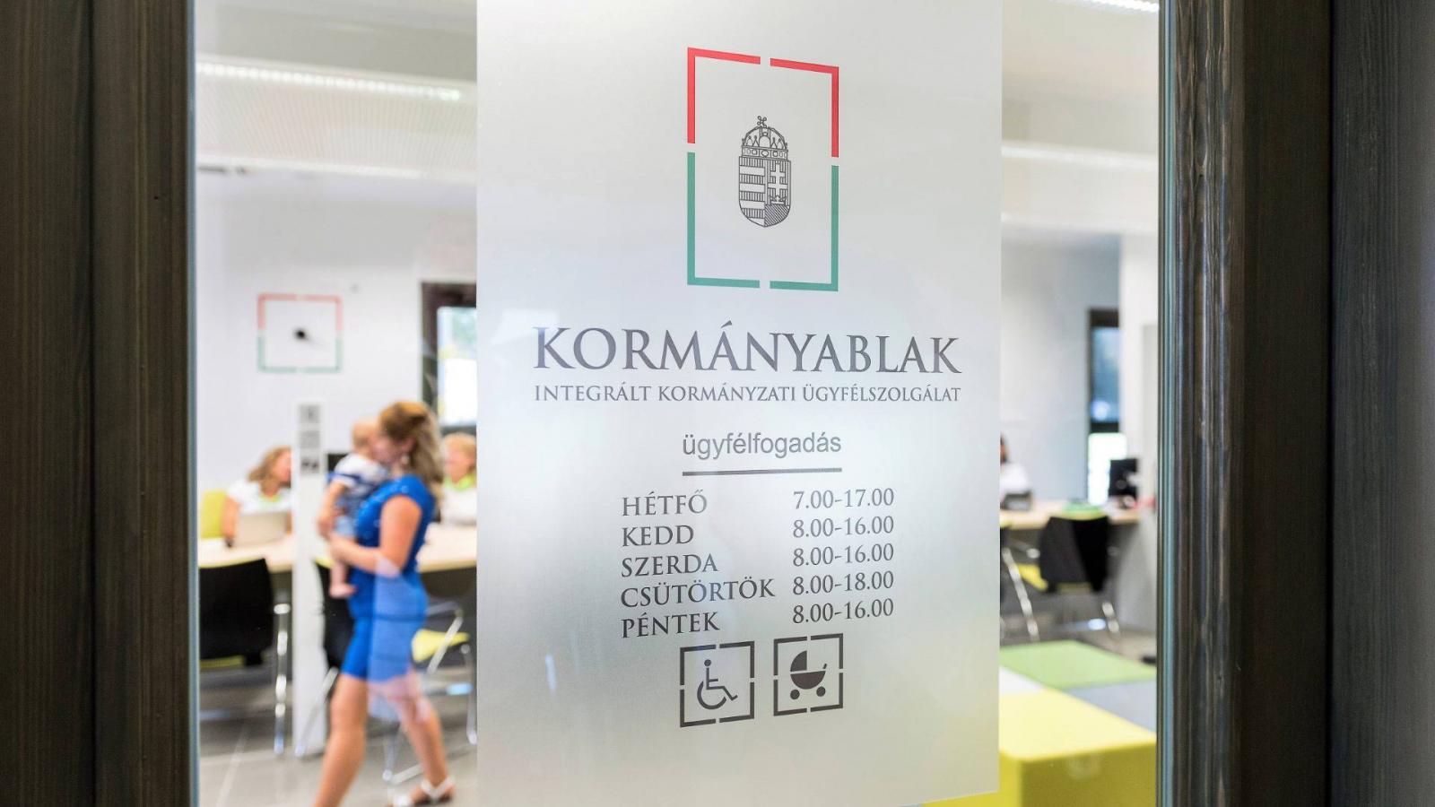 A hivatalokban óránként mondanak fel az alkalmazottak az új feltételek miatt