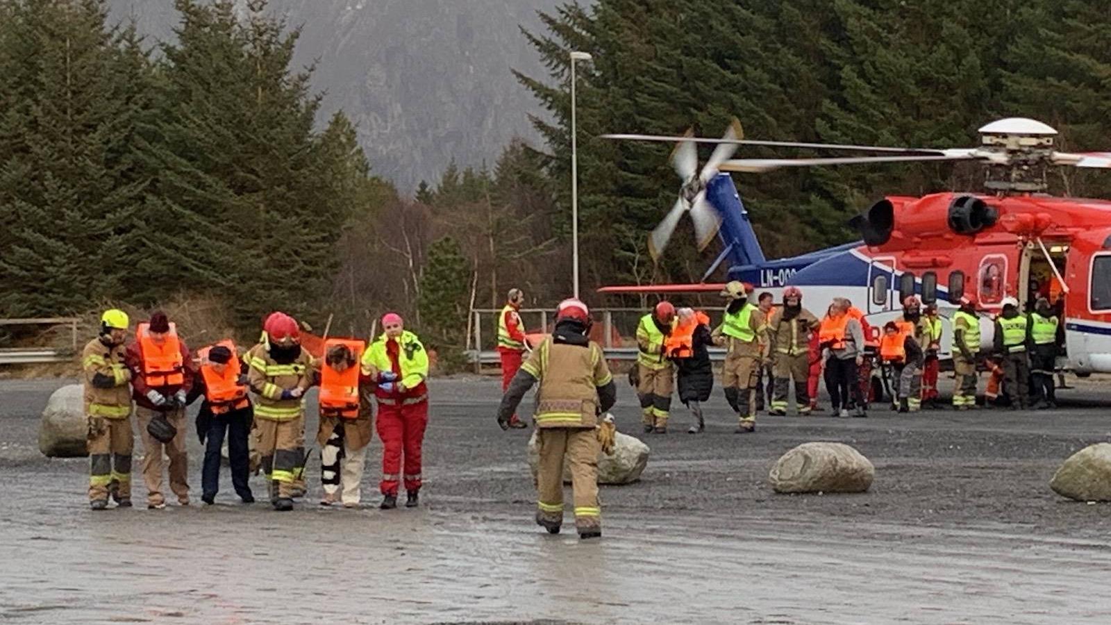 A helikopteres mentőalakulatok az utasok egy részét már kimentették a bajba jutott hajóról