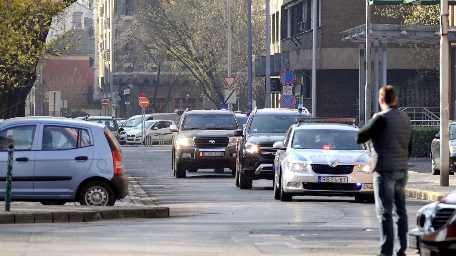 A Terrorelhárítási Központ (TEK) különleges egysége szállítja a terrorizmus miatt március 22-én őrizetbe vett szír állampolgárt