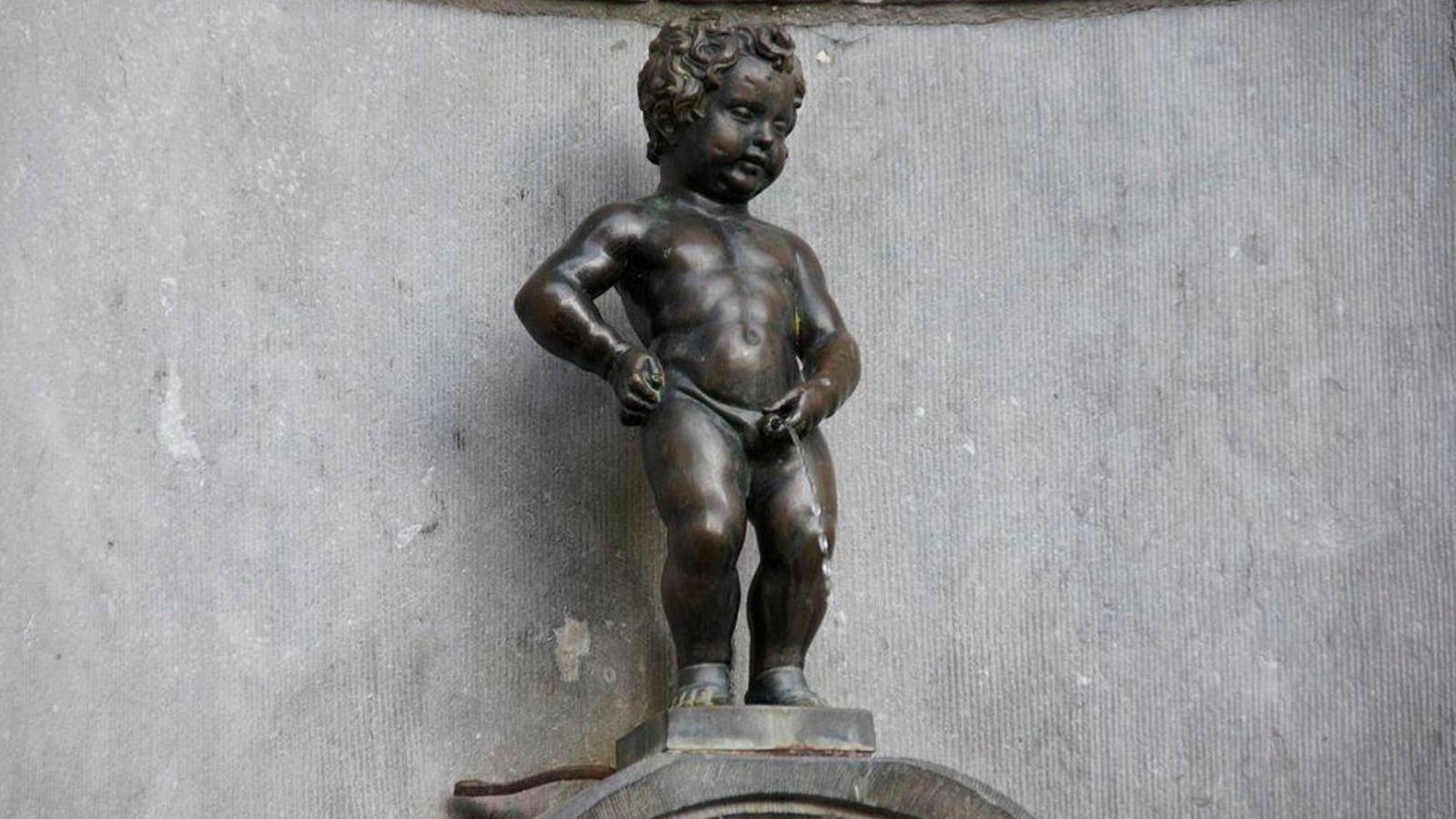 A brüsszeli Manneken Pis, azaz a "pisilő kisfiú" szobra