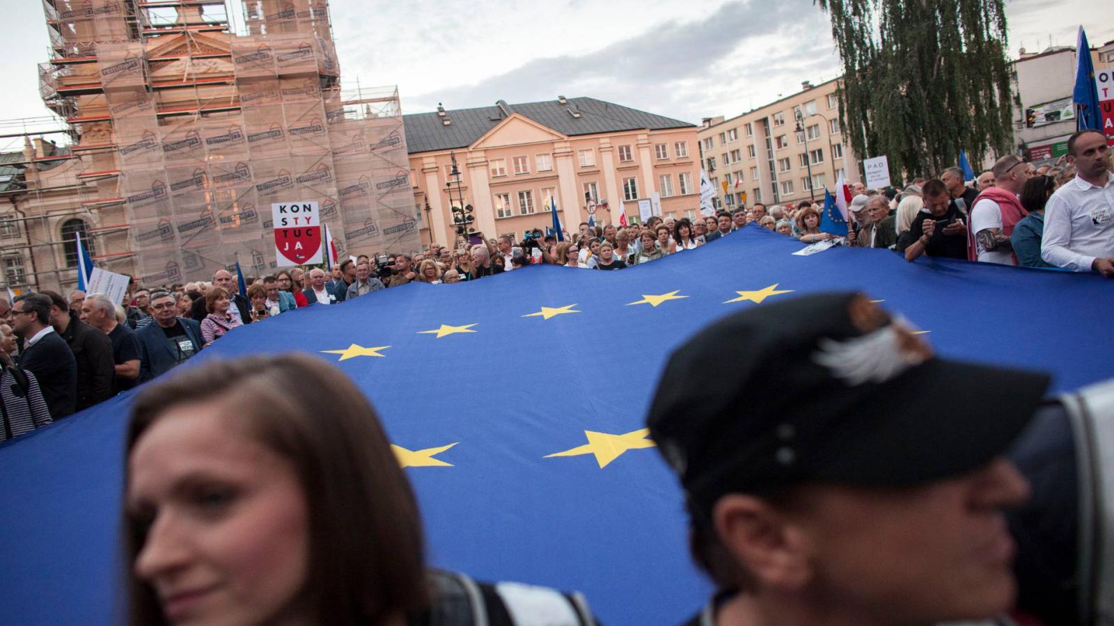 Varsóban a bírák kényszernyugdíjazása ellen tüntettek