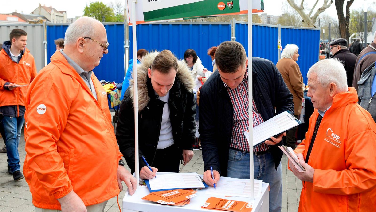 Szimpatizánsok az újpesti piacnál felállított aláírásgyűjtő standnál