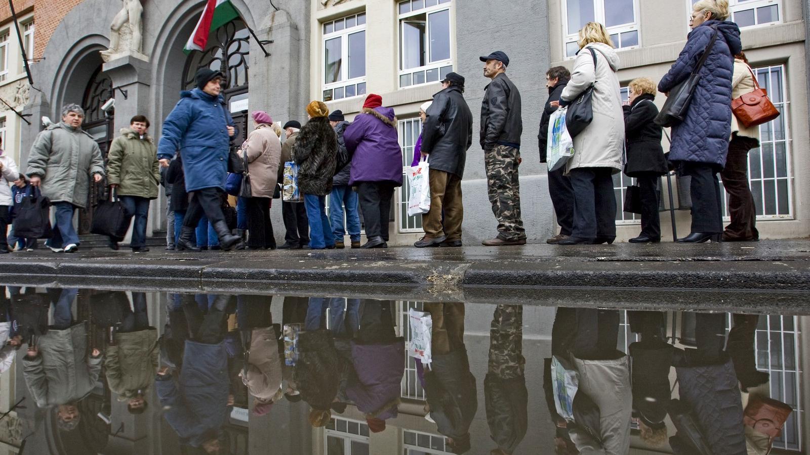 Sorban állók a nyugdíjfolyósítónál a magánnyugdíjpénztárak beszántása idején