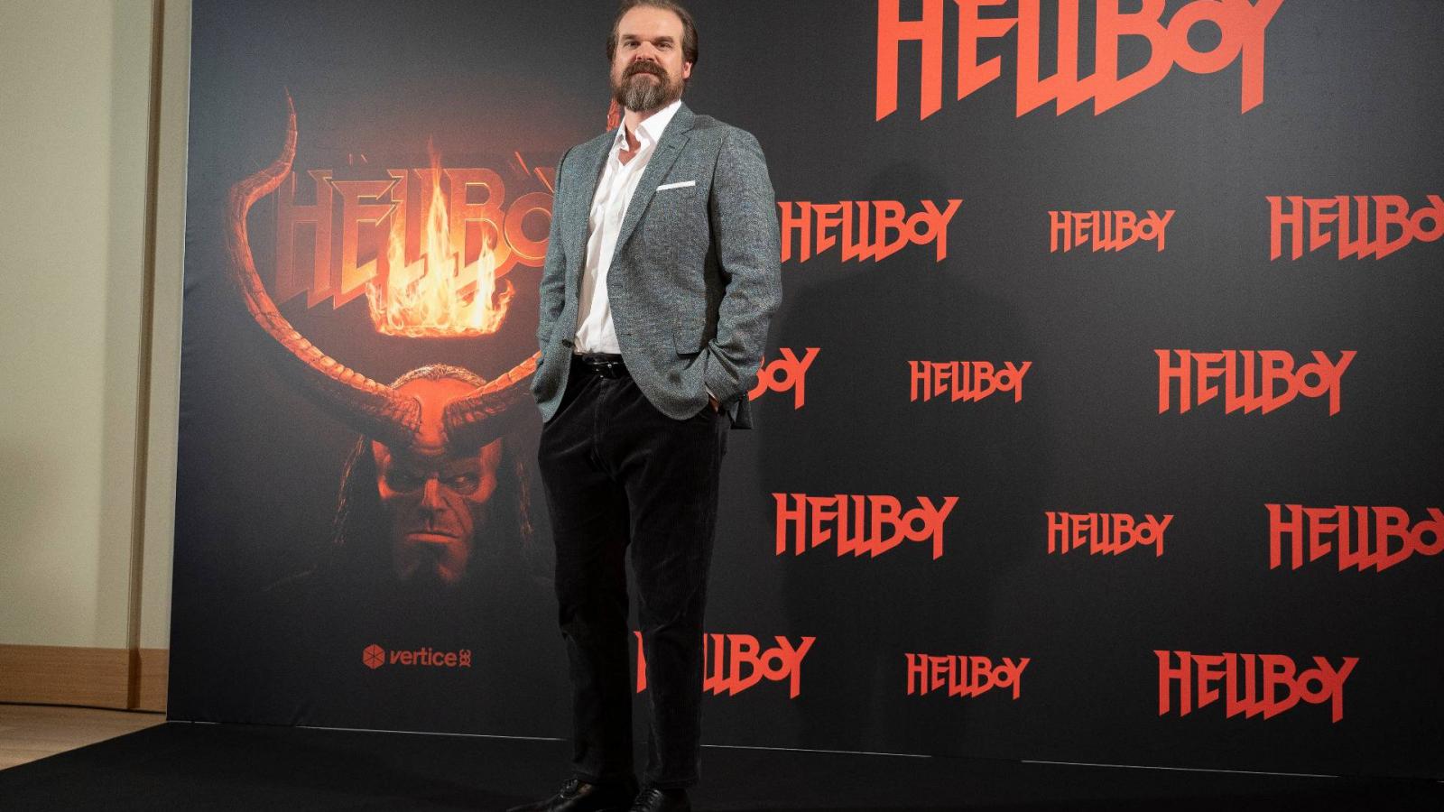 A Hellboy plakátja, és a címszerepet játszó  David Harbour