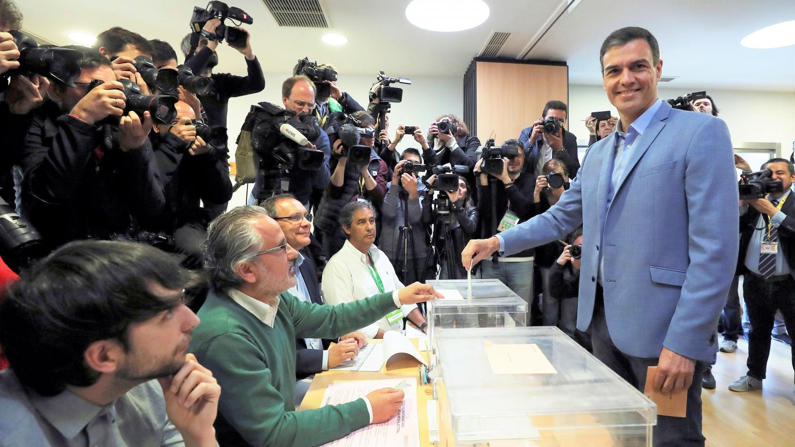 Pedro Sánchez miniszterelnök, a Spanyol Szocialista Munkáspárt (PSOE) fõtitkára voksol...