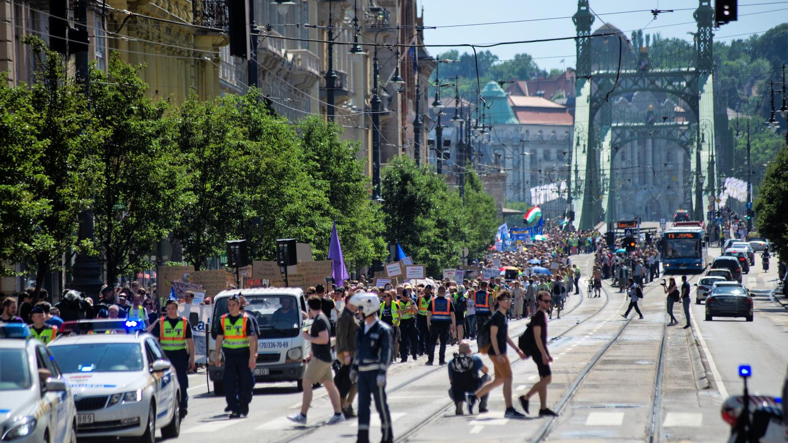 Ezrek tüntettek a tudomány szabadságáért június 2-án.