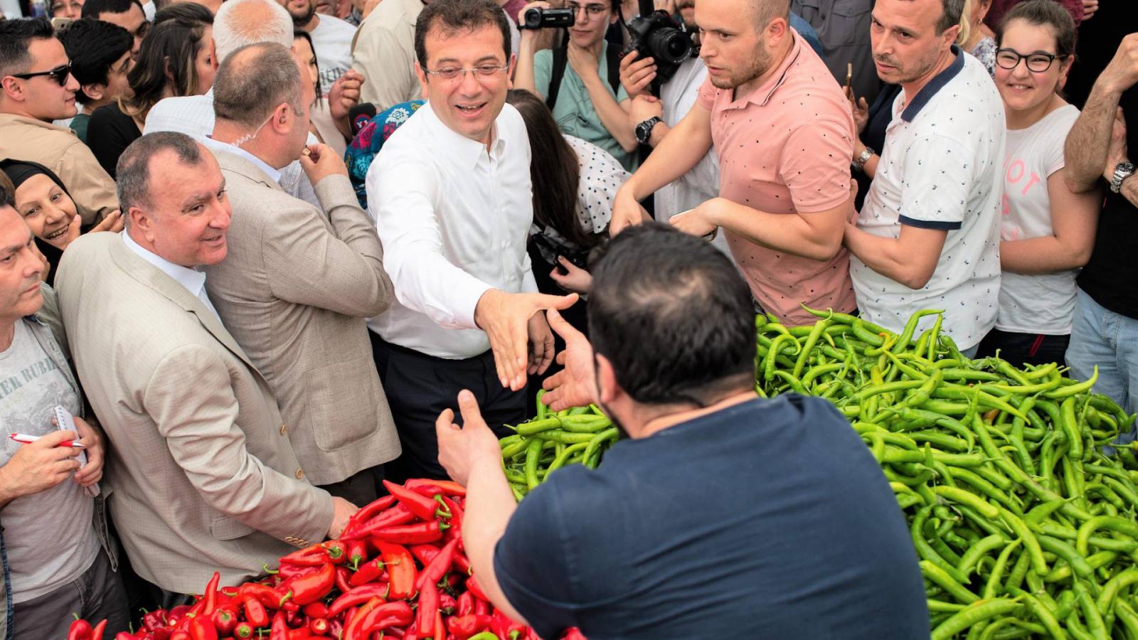 Ekrem Imamoglu ellenzéki jelölt hívei hisznek a győzelemben, bár tartanak kormánypárti visszaélésektől