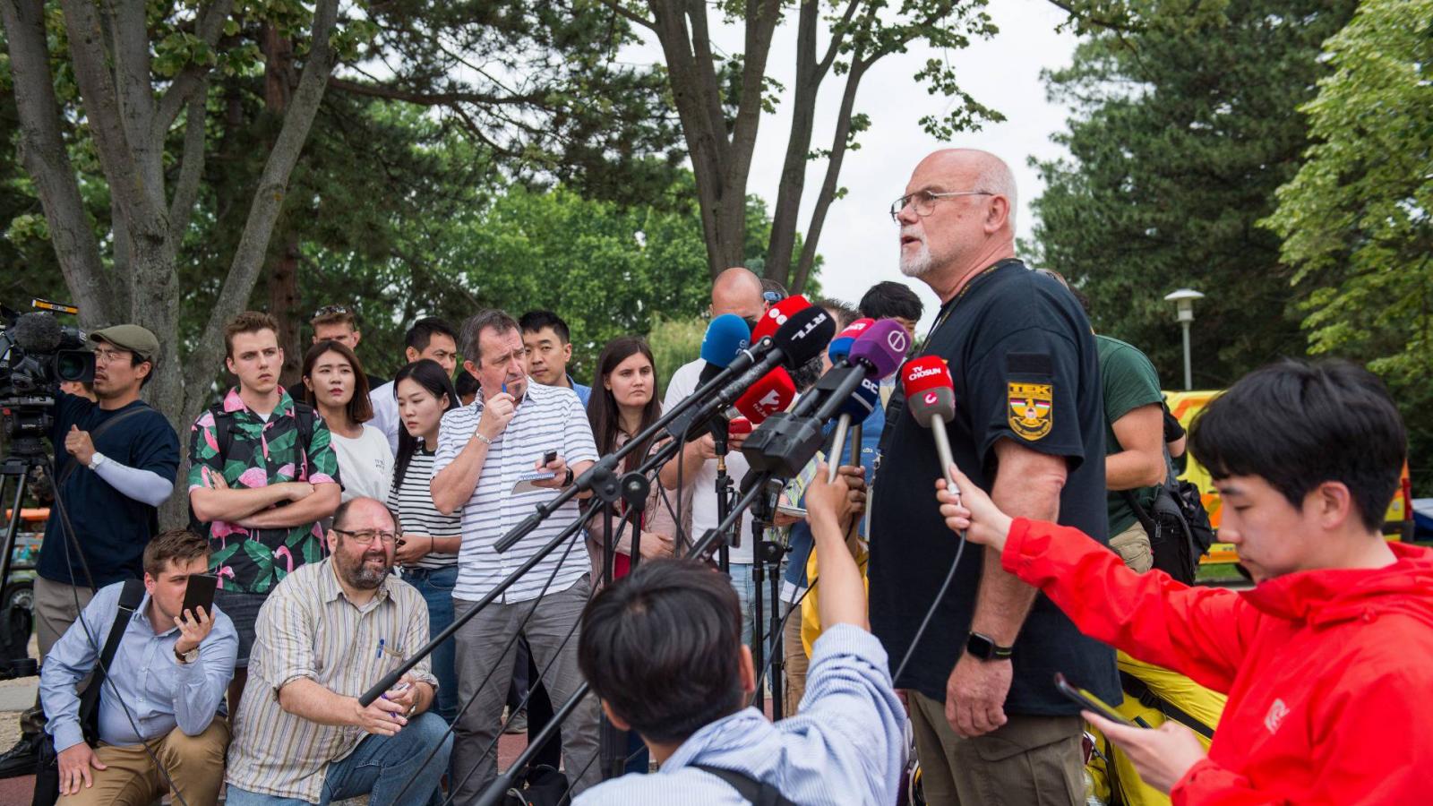 Jasenszky Nándor a TEK társadalmi kapcsolatokért felelős osztályának vezetője sajtótájékoztatót tart a Hableány sétahajó kiemelé