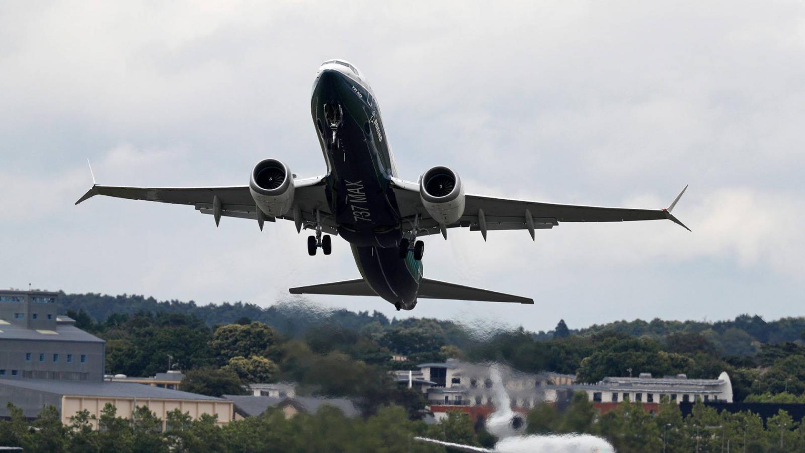 Egy  737 Max száll fel a 2016-os Farnborough Airshow-n