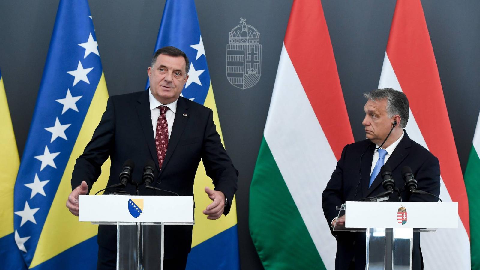 Dodik balra, Orbán jobbra